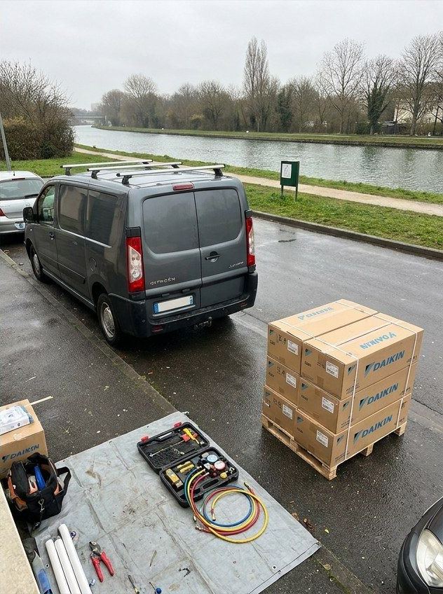 Palette de cartons Daikin et kit de manomètres posés au bord du canal