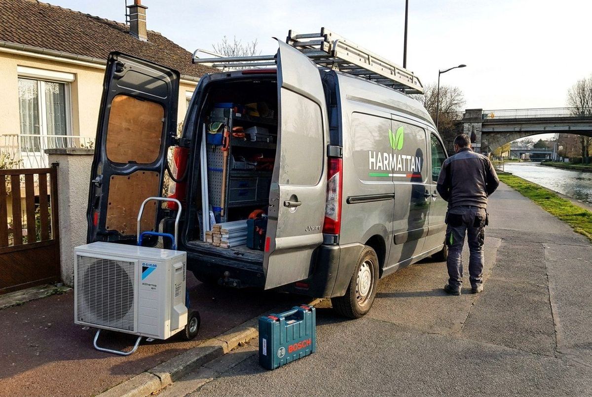 Utilitaire Harmattan ouvert au bord du canal, unité Daikin sur un diable